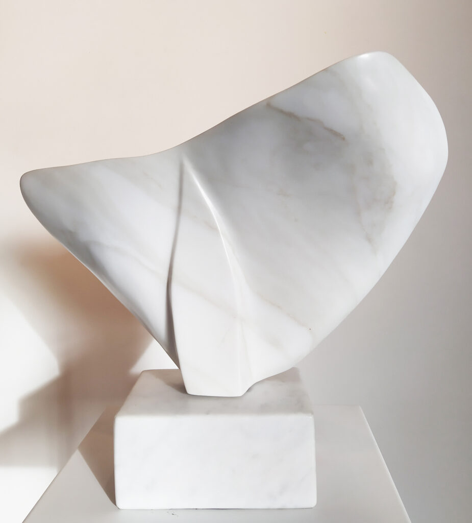 Papillon / 2010 / sculpture marbre blanc / terrasse : 9 x 9 : H. 41 cm Prix : 1000 €
