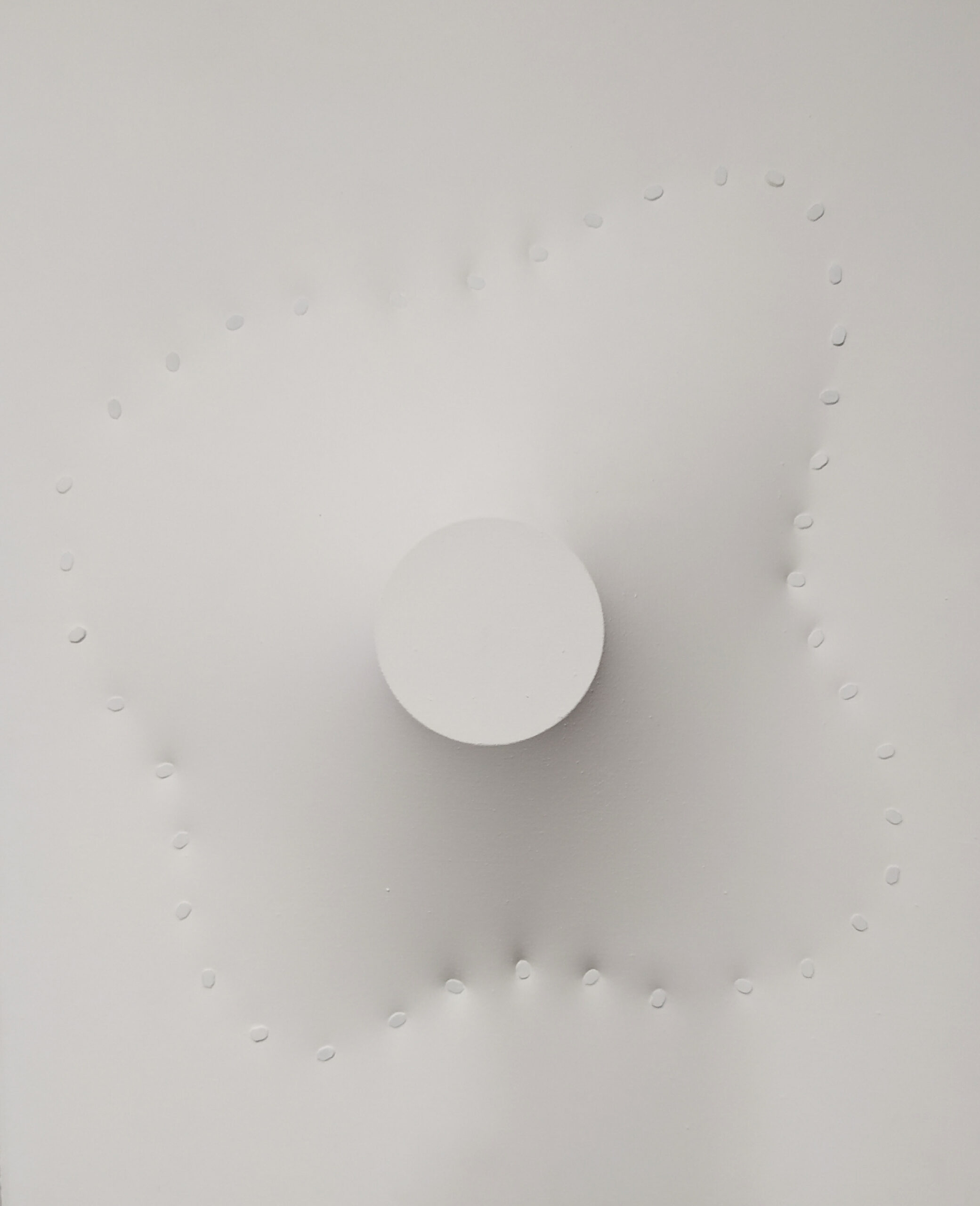 "A Cloud II" est une œuvre intrigante créée par l'artiste Norio Imai. Elle est constituée d'une combinaison inhabituelle de matériaux, comprenant de l'acrylique, du coton, un moule en métal et des punaises. Avec des dimensions de 46 cm de hauteur, 38 cm de largeur et 8 cm de profondeur, cette œuvre offre une présence physique et visuelle captivante. Les textures et les formes juxtaposées créent une composition énigmatique, évoquant la légèreté et la fluidité d'un nuage. Les punaises insérées dans le moule en métal ajoutent une touche de relief et de dimensionnalité à l'œuvre, invitant le spectateur à une exploration tactile. "A Cloud II" incarne l'expression artistique innovante de Norio Imai, offrant une expérience esthétique unique et immersive.